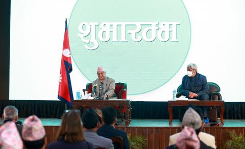 प्रधानमन्त्री केपी शर्मा ओली बुधबार बालुवाटारमा भर्चुअल विधिबाट खोपको शुभारम्भ गर्दै ।