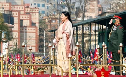 राष्ट्रपति विद्यादेवी भण्डारी ७१ औं राष्ट्रिय प्रजातन्त्र दिवसका अवसरमा शुक्रबार टुँडिखेलमा आयोजित कार्यक्रममा नेपाली सेनाद्वारा अर्पन गरेको सम्मानगारतमा सहभागी हुुँदै । 