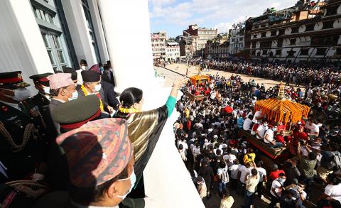 राष्ट्रपति विद्यादेवी भण्डारी, ईन्द्रजात्राको अवसरमा बसन्तपुरमा आयोजित विशेष समारोहमा पूजा गर्दै ।